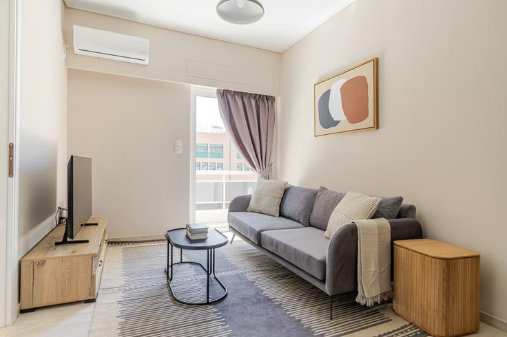 Sala de estar elegantemente projetada com móveis modernos em um apartamento no Evrou 21 Ampelokipoi em Central Athens, Athens