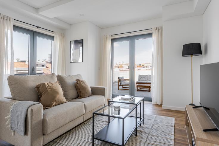 Elegant gestaltetes Wohnzimmer mit moderner Einrichtung in einer Wohnung im Avenida da República 84 in Alvalade, Lisbon