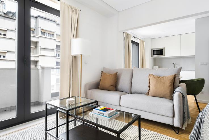 Alvalade, Lisbon에 위치한 Avenida da República 84 아파트의 세련된 인테리어가 돋보이는 거실 Alvalade, Lisbon에 위치한 Avenida da República 84 아파트의 세련된 인테리어가 돋보이는 거실