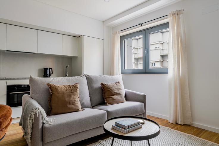 Alvalade, Lisbon에 위치한 Avenida da República 84 아파트의 세련된 인테리어가 돋보이는 거실 Alvalade, Lisbon에 위치한 Avenida da República 84 아파트의 세련된 인테리어가 돋보이는 거실