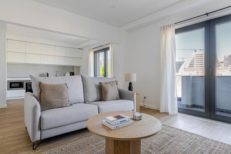 Elegante sala de estar con mobiliario moderno en un apartamento en Avenida da República 84 en Alvalade, Lisbon Elegante sala de estar con mobiliario moderno en un apartamento en Avenida da República 84 en Alvalade, Lisbon