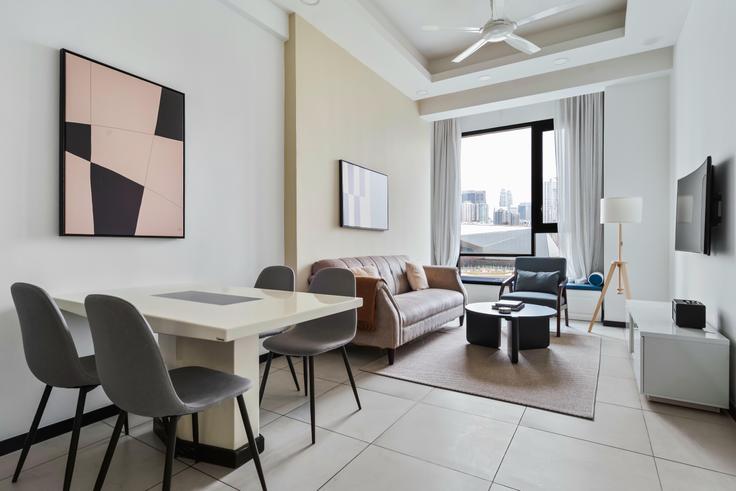 Kampung Attap, Kuala Lumpur에 위치한 Opus Residences, Tower 1 아파트의 세련된 인테리어가 돋보이는 거실 Kampung Attap, Kuala Lumpur에 위치한 Opus Residences, Tower 1 아파트의 세련된 인테리어가 돋보이는 거실