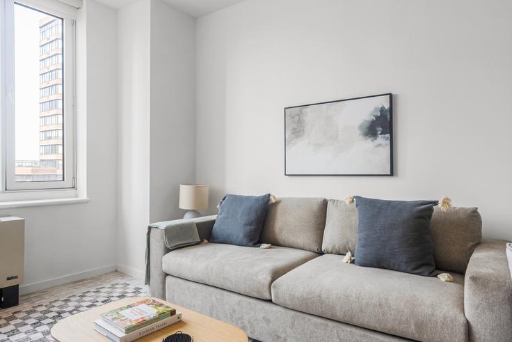 Elegante sala de estar con mobiliario moderno en un apartamento en Atelier en Manhattan, New York Elegante sala de estar con mobiliario moderno en un apartamento en Atelier en Manhattan, New York