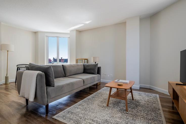 Boston, Boston에 위치한 Greenhouse Apartments 유닛의 세련된 인테리어가 돋보이는 거실