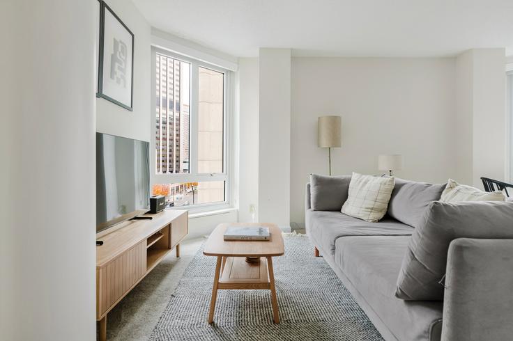 Boston, Boston에 위치한 Greenhouse Apartments 유닛의 세련된 인테리어가 돋보이는 거실 Boston, Boston에 위치한 Greenhouse Apartments 유닛의 세련된 인테리어가 돋보이는 거실