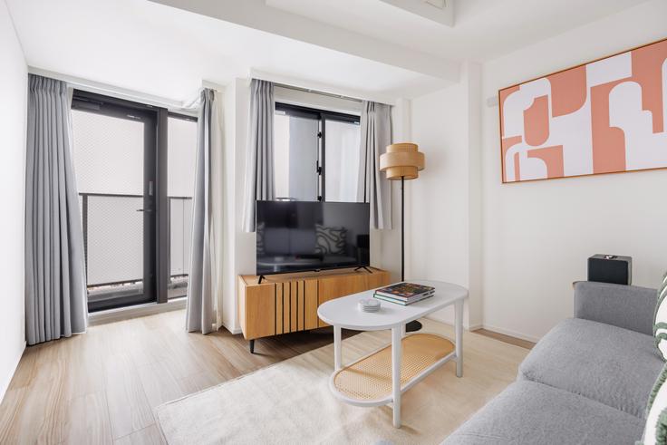 Sala de estar elegantemente projetada com móveis modernos em um apartamento no Proud Flat Bunkyo Sendagi em Bunkyo City, Tokyo