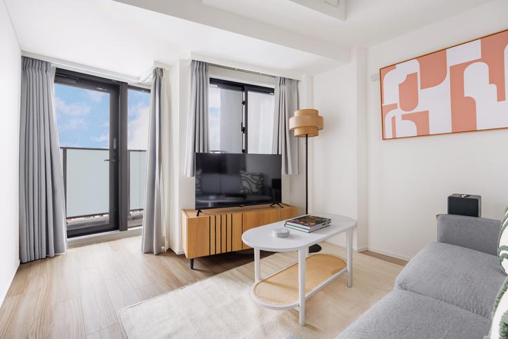 Proud Flat Bunkyo Sendagi adresindeki bir dairede modern mobilyalarla zarif bir şekilde tasarlanmış oturma odası Bunkyo City, Tokyo Proud Flat Bunkyo Sendagi adresindeki bir dairede modern mobilyalarla zarif bir şekilde tasarlanmış oturma odası Bunkyo City, Tokyo