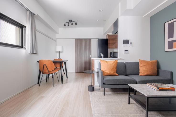 Sala de estar elegantemente projetada com móveis modernos em um apartamento no Proud Flat Bunkyo Sendagi em Bunkyo City, Tokyo