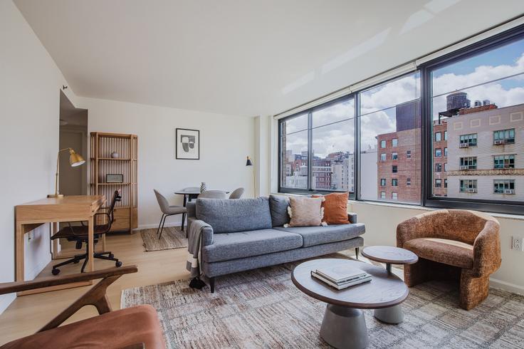 The Westminster adresindeki bir dairede modern mobilyalarla zarif bir şekilde tasarlanmış oturma odası Manhattan, New York The Westminster adresindeki bir dairede modern mobilyalarla zarif bir şekilde tasarlanmış oturma odası Manhattan, New York