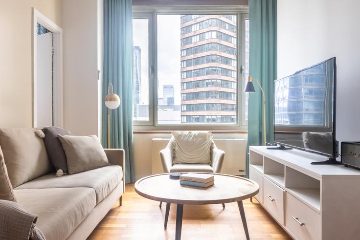 Elegant gestaltetes Wohnzimmer mit moderner Einrichtung in einer Wohnung im Atelier in Manhattan, New York Elegant gestaltetes Wohnzimmer mit moderner Einrichtung in einer Wohnung im Atelier in Manhattan, New York