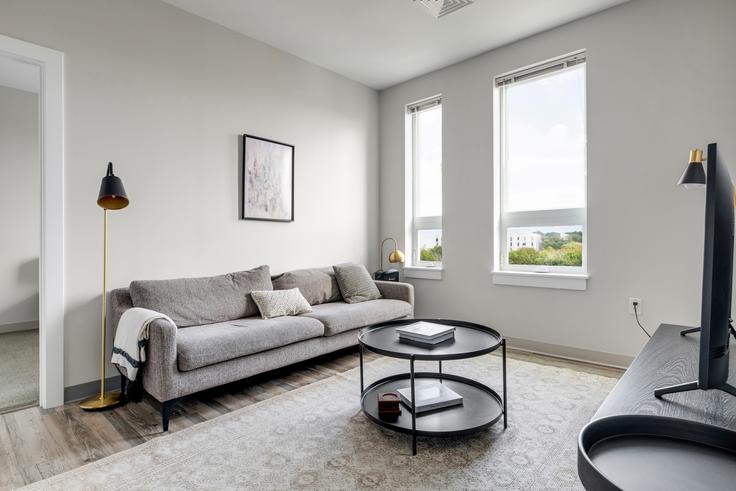 Sala de estar elegantemente projetada com móveis modernos em um apartamento no The overlook at st. gabriels em Boston, Boston Sala de estar elegantemente projetada com móveis modernos em um apartamento no The overlook at st. gabriels em Boston, Boston