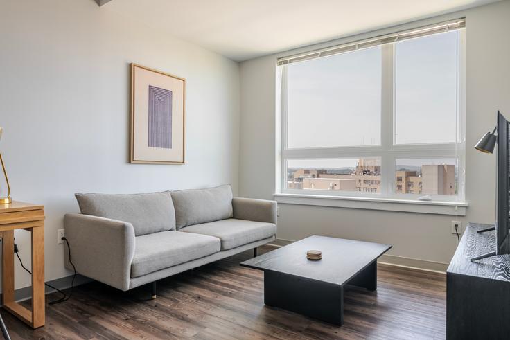 Salle de séjour élégante avec mobilier moderne dans un appartement à The Overlook at St. Gabriel's- 171 Washington à Boston, Boston Salle de séjour élégante avec mobilier moderne dans un appartement à The Overlook at St. Gabriel's- 171 Washington à Boston, Boston