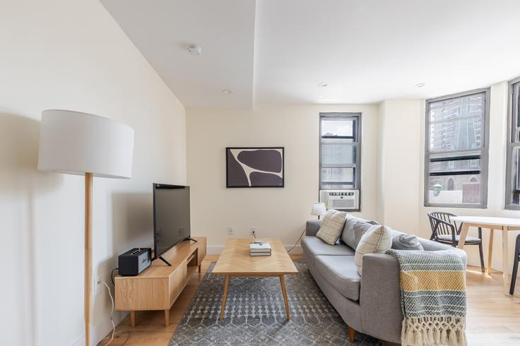 Elegante sala de estar con mobiliario moderno en un apartamento en 226 W 97th Street en Manhattan, New York Elegante sala de estar con mobiliario moderno en un apartamento en 226 W 97th Street en Manhattan, New York