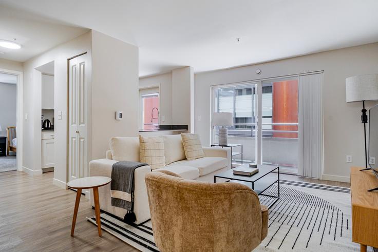 Elegant gestaltetes Wohnzimmer mit moderner Einrichtung in einer Wohnung im Union Bay in Seattle, Seattle