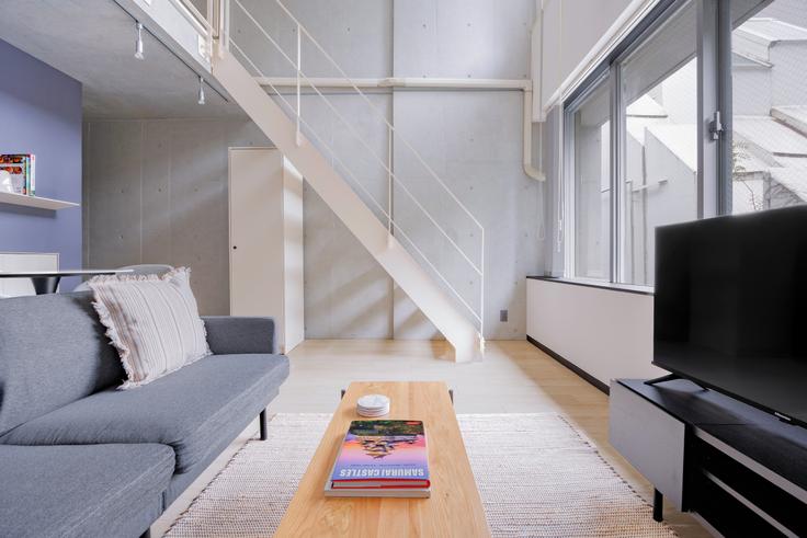 Sala de estar elegantemente projetada com móveis modernos em um apartamento no Accorder Jingumae em Shibuya, Tokyo Sala de estar elegantemente projetada com móveis modernos em um apartamento no Accorder Jingumae em Shibuya, Tokyo
