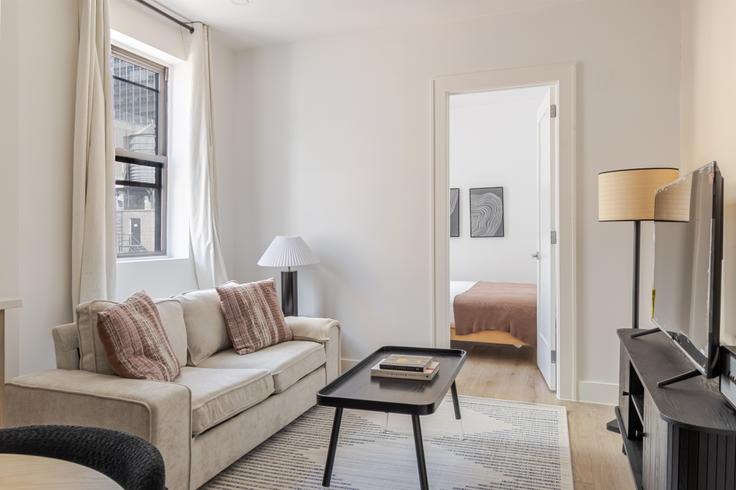 Elegant gestaltetes Wohnzimmer mit moderner Einrichtung in einer Wohnung im Tatham House in Manhattan, New York Elegant gestaltetes Wohnzimmer mit moderner Einrichtung in einer Wohnung im Tatham House in Manhattan, New York