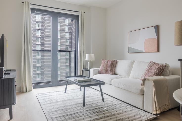 Elegante sala de estar con mobiliario moderno en un apartamento en 260 Gold Street en Brooklyn, New York
