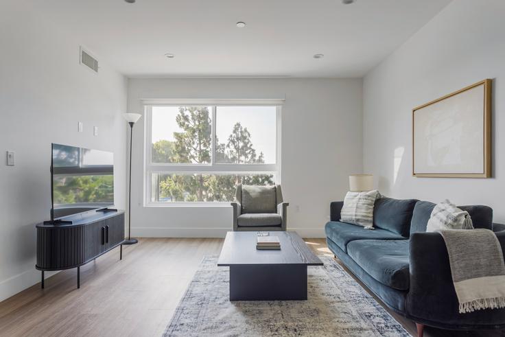 Elegante sala de estar con mobiliario moderno en un apartamento en 1539 Purdue Ave en Los Angeles, Los Angeles Elegante sala de estar con mobiliario moderno en un apartamento en 1539 Purdue Ave en Los Angeles, Los Angeles