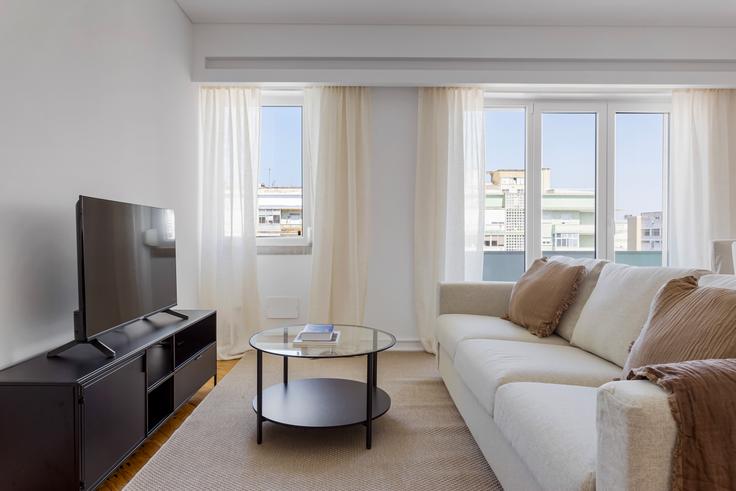 Elegant gestaltetes Wohnzimmer mit moderner Einrichtung in einer Wohnung im Avenida Estados Unidos da América 124 in Alvalade, Lisbon Elegant gestaltetes Wohnzimmer mit moderner Einrichtung in einer Wohnung im Avenida Estados Unidos da América 124 in Alvalade, Lisbon