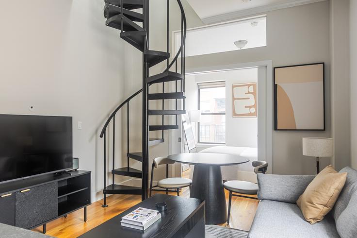 Manhattan, New York에 위치한 515 West 47th Street 아파트의 세련된 인테리어가 돋보이는 거실