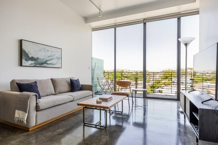 Salle de séjour élégante avec mobilier moderne dans un appartement à The Elysian à Los Angeles, Los Angeles Salle de séjour élégante avec mobilier moderne dans un appartement à The Elysian à Los Angeles, Los Angeles