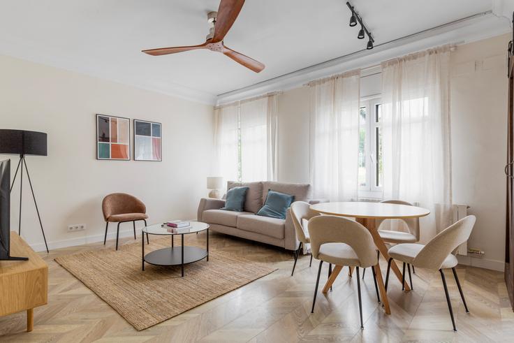 Elegant gestaltetes Wohnzimmer mit moderner Einrichtung in einer Wohnung im Avinguda República Argentina 280 in Gràcia, Barcelona Elegant gestaltetes Wohnzimmer mit moderner Einrichtung in einer Wohnung im Avinguda República Argentina 280 in Gràcia, Barcelona