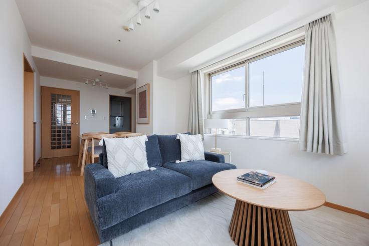 Shinagawa City, Tokyo에 위치한 La Sante Ikedayama 아파트의 세련된 인테리어가 돋보이는 거실 Shinagawa City, Tokyo에 위치한 La Sante Ikedayama 아파트의 세련된 인테리어가 돋보이는 거실