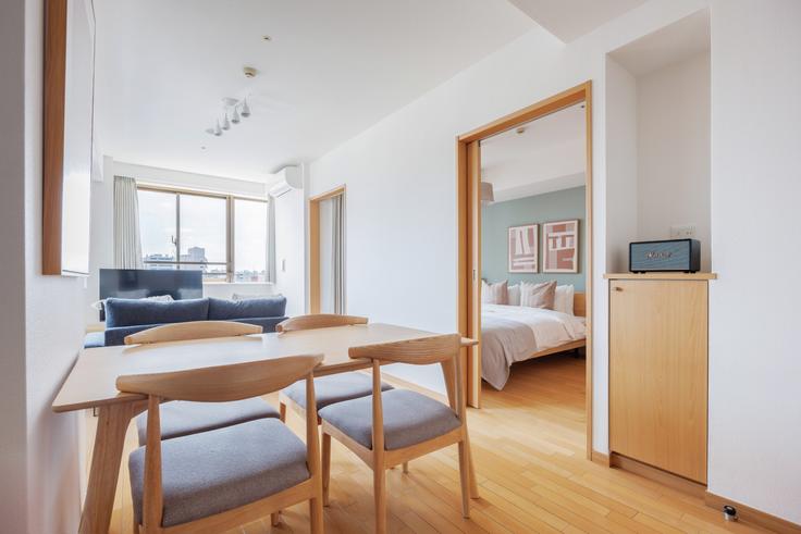 Salle de séjour élégante avec mobilier moderne dans un appartement à La Sante Ikedayama à Shinagawa City, Tokyo