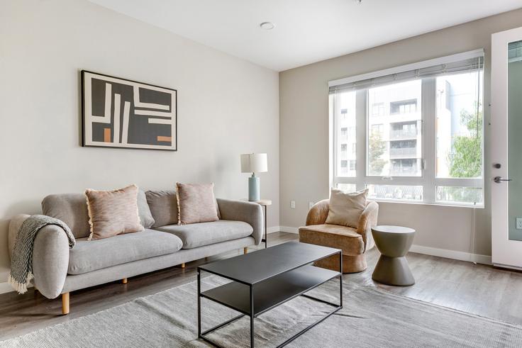 Sala de estar elegantemente projetada com móveis modernos em um apartamento no Prado Apartments em Santa Clara, Santa Clara