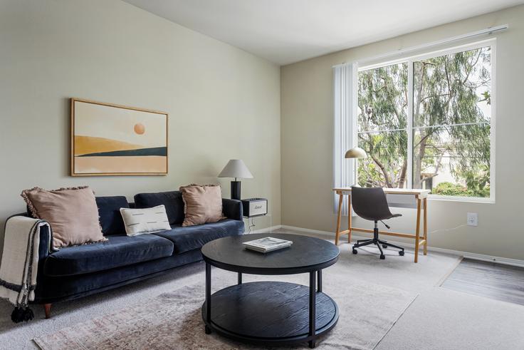 Sala de estar elegantemente projetada com móveis modernos em um apartamento no Avalon playa vista em Los Angeles, Los Angeles Sala de estar elegantemente projetada com móveis modernos em um apartamento no Avalon playa vista em Los Angeles, Los Angeles