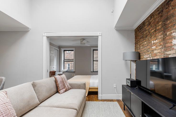 Salle de séjour élégante avec mobilier moderne dans un appartement à 120 Christopher Street à Manhattan, New York Salle de séjour élégante avec mobilier moderne dans un appartement à 120 Christopher Street à Manhattan, New York