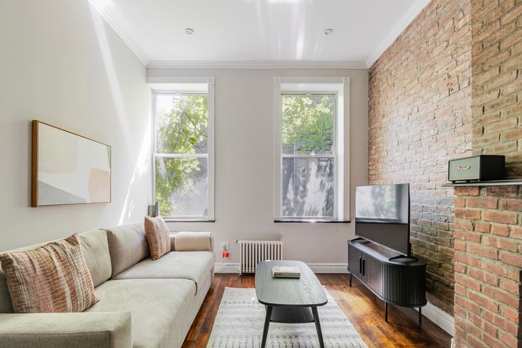 562 Hudson Street adresindeki bir dairede modern mobilyalarla zarif bir şekilde tasarlanmış oturma odası Manhattan, New York 562 Hudson Street adresindeki bir dairede modern mobilyalarla zarif bir şekilde tasarlanmış oturma odası Manhattan, New York