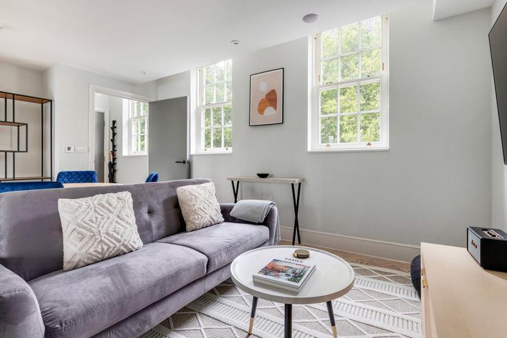 Elegant gestaltetes Wohnzimmer mit moderner Einrichtung in einer Wohnung im 93 Kennington Lane, London, SE11 4HQ in London Borough of Lambeth, London