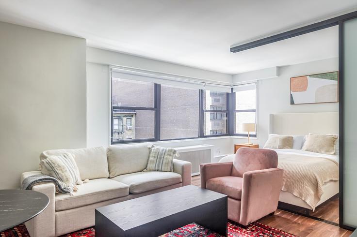 Salle de séjour élégante avec mobilier moderne dans un appartement à Stonehenge 33 à Manhattan, New York Salle de séjour élégante avec mobilier moderne dans un appartement à Stonehenge 33 à Manhattan, New York