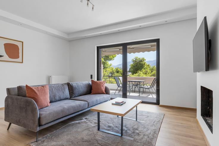 Elegant gestaltetes Wohnzimmer mit moderner Einrichtung in einer Wohnung im Panagouli 1 in South Athens, Athens