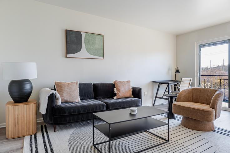 The Barrett adresindeki bir dairede modern mobilyalarla zarif bir şekilde tasarlanmış oturma odası Seattle, Seattle The Barrett adresindeki bir dairede modern mobilyalarla zarif bir şekilde tasarlanmış oturma odası Seattle, Seattle