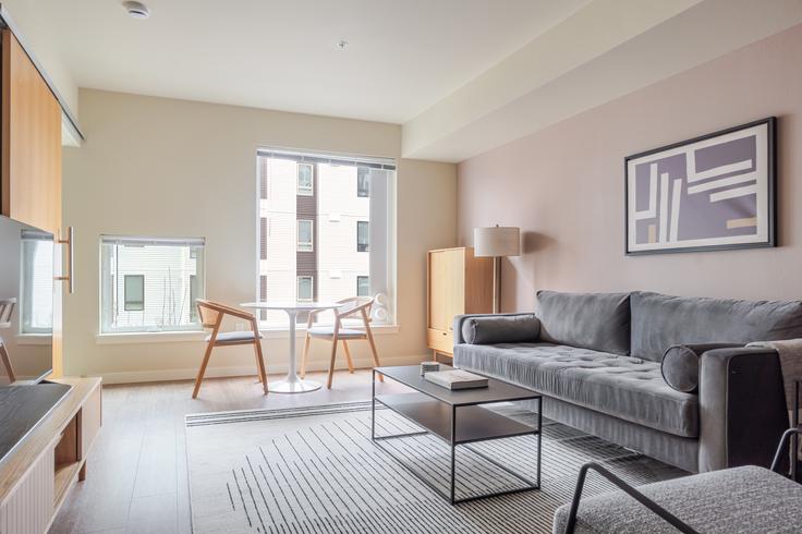 Elegante sala de estar con mobiliario moderno en un apartamento en Allez en Redmond, Redmond Elegante sala de estar con mobiliario moderno en un apartamento en Allez en Redmond, Redmond