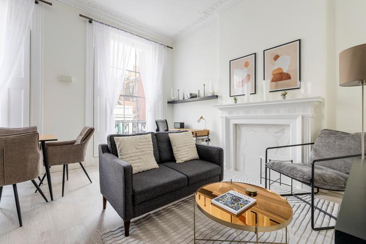 City of Westminster, London에 위치한 3 Spring Street, Tyburnia, London W2 3RA 아파트의 세련된 인테리어가 돋보이는 거실 City of Westminster, London에 위치한 3 Spring Street, Tyburnia, London W2 3RA 아파트의 세련된 인테리어가 돋보이는 거실