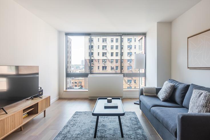 Salle de séjour élégante avec mobilier moderne dans un appartement à The Lyric à Manhattan, New York