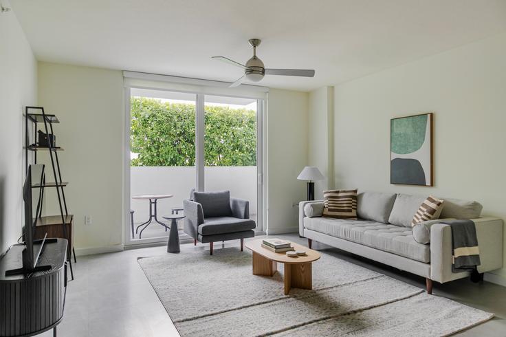 Brickell West City Rentals adresindeki bir dairede modern mobilyalarla zarif bir şekilde tasarlanmış oturma odası Miami, Miami Brickell West City Rentals adresindeki bir dairede modern mobilyalarla zarif bir şekilde tasarlanmış oturma odası Miami, Miami
