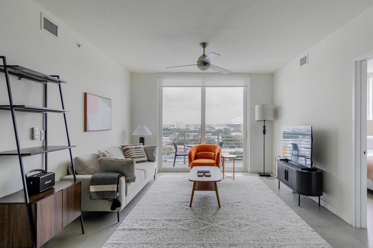 Miami MiamiのBrickell West City Rentalsのアパートメントにある、モダンな家具を備えたエレガントなデザインのリビングルーム
