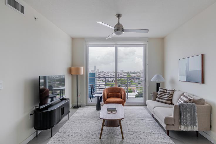 Miami MiamiのBrickell West City Rentalsのアパートメントにある、モダンな家具を備えたエレガントなデザインのリビングルーム