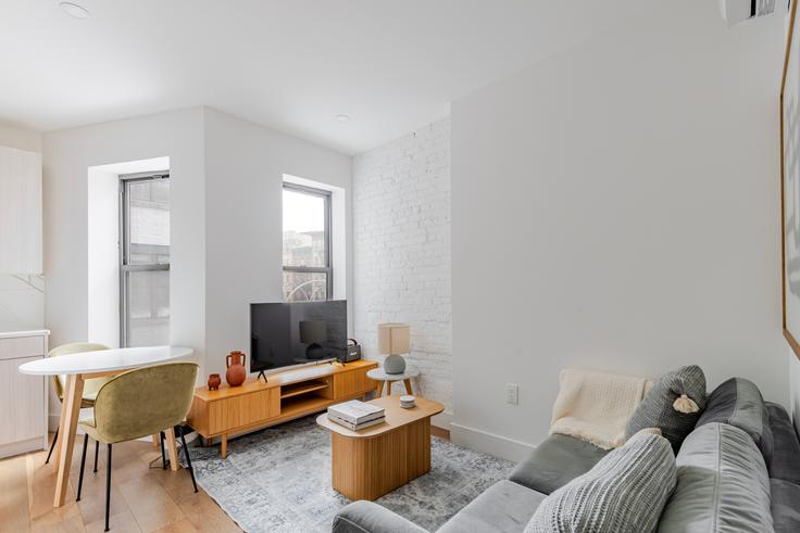 Elegant gestaltetes Wohnzimmer mit moderner Einrichtung in einer Wohnung im The B in Manhattan, New York