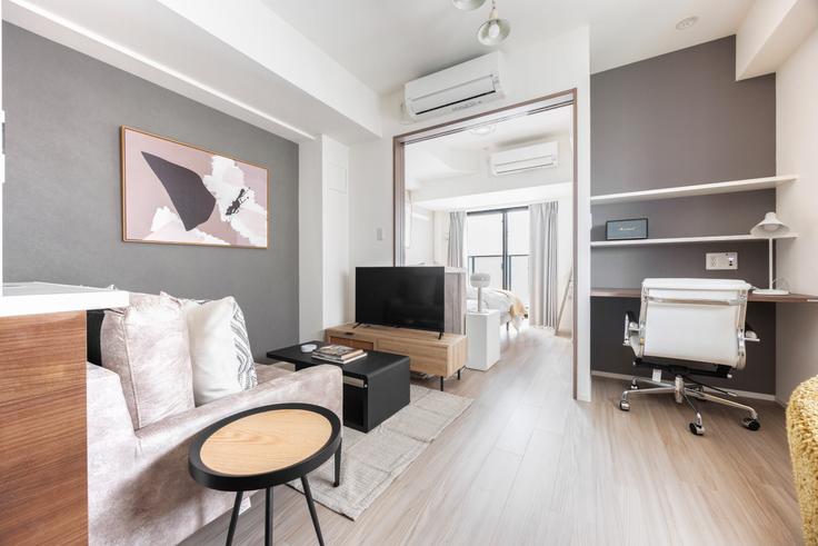 Tokyo Bunkyo CityのProud Flat Bunkyo Sendagiのアパートメントにある、モダンな家具を備えたエレガントなデザインのリビングルーム Tokyo Bunkyo CityのProud Flat Bunkyo Sendagiのアパートメントにある、モダンな家具を備えたエレガントなデザインのリビングルーム