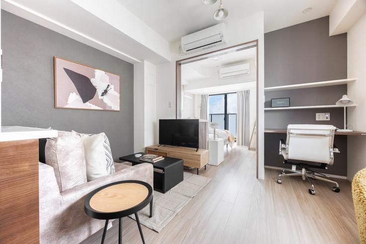 Sala de estar elegantemente projetada com móveis modernos em um apartamento no Proud Flat Bunkyo Sendagi em Bunkyo City, Tokyo