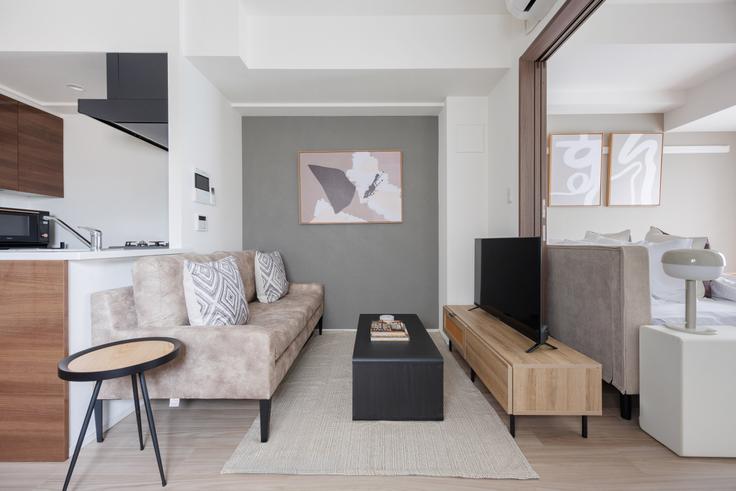 Bunkyo City, Tokyo에 위치한 Proud Flat Bunkyo Sendagi 아파트의 세련된 인테리어가 돋보이는 거실