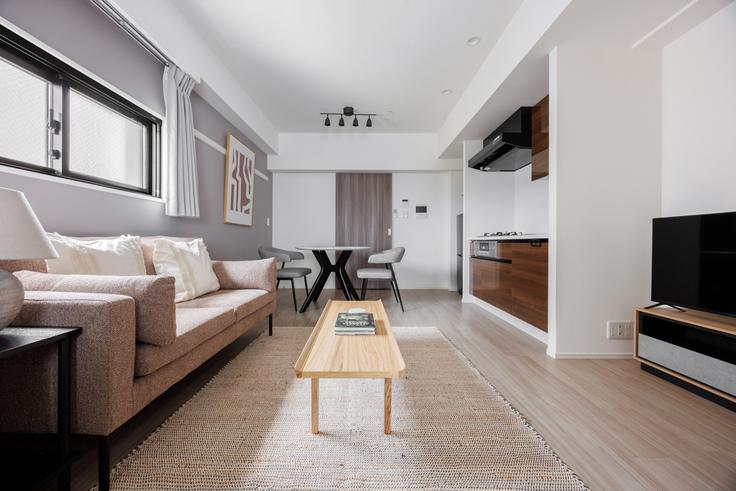 Tokyo Bunkyo CityのProud Flat Bunkyo Sendagiのアパートメントにある、モダンな家具を備えたエレガントなデザインのリビングルーム Tokyo Bunkyo CityのProud Flat Bunkyo Sendagiのアパートメントにある、モダンな家具を備えたエレガントなデザインのリビングルーム