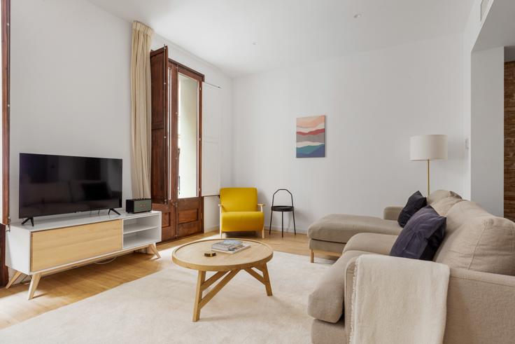 Elegant gestaltetes Wohnzimmer mit moderner Einrichtung in einer Wohnung im Notariat 8 in Ciutat Vella, Barcelona Elegant gestaltetes Wohnzimmer mit moderner Einrichtung in einer Wohnung im Notariat 8 in Ciutat Vella, Barcelona