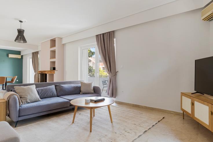 Elegant gestaltetes Wohnzimmer mit moderner Einrichtung in einer Wohnung im Nileos 5, Nea Kifisia in North Athens, Athens