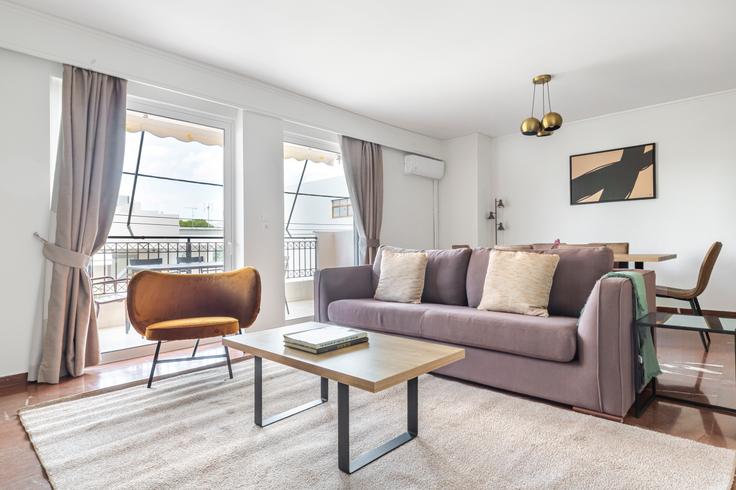 Elegante sala de estar con mobiliario moderno en un apartamento en Christou Lada III en North Athens, Athens